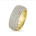 Bague sur mesure à demi-pavage avec plusieurs rangées de diamants.