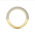Bague sur mesure à demi-pavage avec plusieurs rangées de diamants.