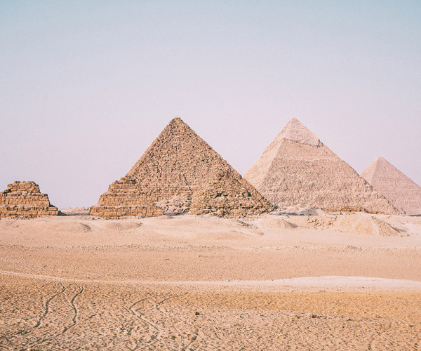 Pyramides majestueuses de Gizeh dans l'Égypte ancienne, symbolisant la riche histoire et les prouesses architecturales de la civilisation.