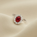 Bague entourage en or jaune avec un rubis ovale et diamants ronds