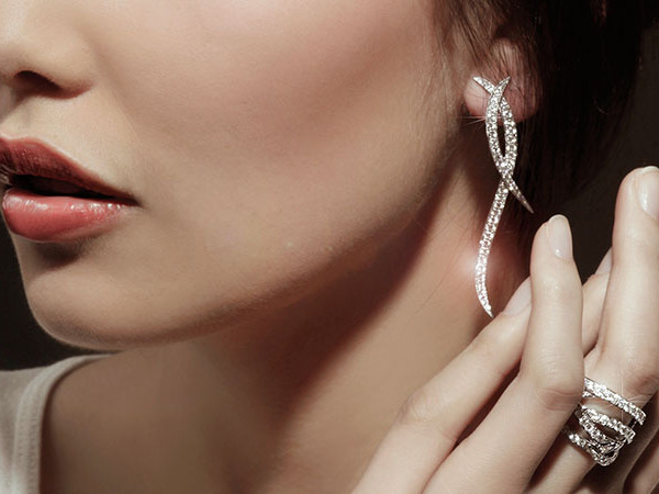 dame élégante portant des boucles d'oreilles et une bague assortie