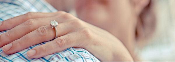 femme portant la bague de fiançailles que son mari a achetée à Paris