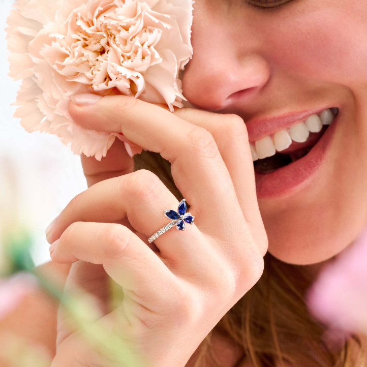 Bague Papillon aux Ailes en Saphirs Bleus Tailles Marquise et Poire
