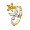 Bague fleur et papillon en or jaune, ornée de diamants et de saphirs jaunes.
