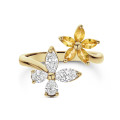 Bague fleur et papillon en or jaune, ornée de diamants et de saphirs jaunes.
