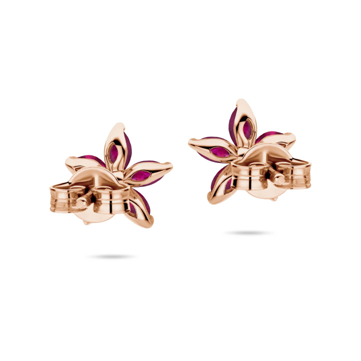 Boucles d’oreilles en forme de fleur avec pétales en rubis rouge taille marquise en or rouge.
