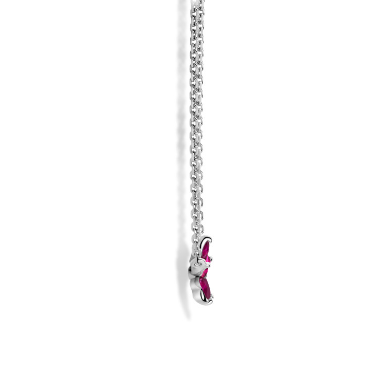 Pendentif fleur en or blanc, orné de pétales en rubis rouge taille marquise.
