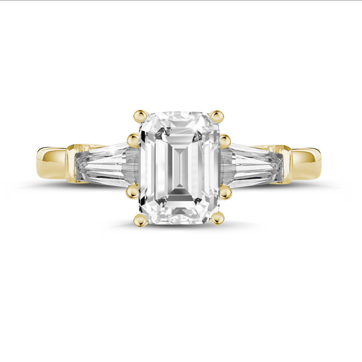 2.00 carat bague trilogie en or jaune avec un diamant taille émeraude et deux diamants baguettes de forme conique