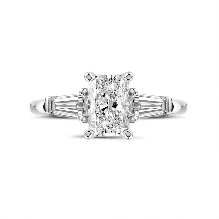 2.00 carat Bague trilogie en platine avec un diamant de taille radiant et deux diamants baguettes de forme conique