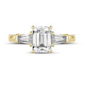 1.50 carat bague trilogie en or jaune avec un diamant taille émeraude et deux diamants baguettes de forme conique