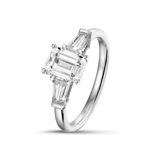 1.50 carat Bague trilogie en platine avec un diamant taille émeraude et deux diamants baguettes de forme conique