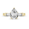 1.50 carat bague trilogie en or jaune avec un diamant en forme de poire et deux diamants baguettes de forme conique
