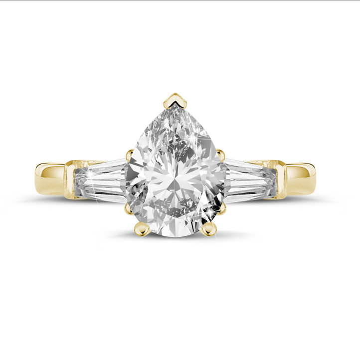 1.50 carat bague trilogie en or jaune avec un diamant en forme de poire et deux diamants baguettes de forme conique