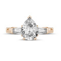 1.50 carat Bague trilogie en or rouge avec un diamant en forme de poire et deux diamants baguettes de forme conique