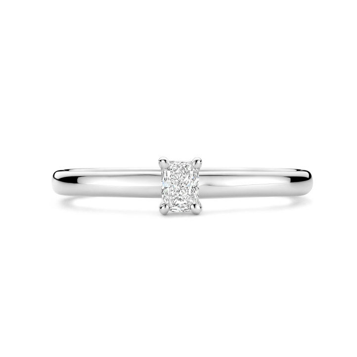 Bague solitaire de 0,15 carat avec un diamant taille radiant en or blanc