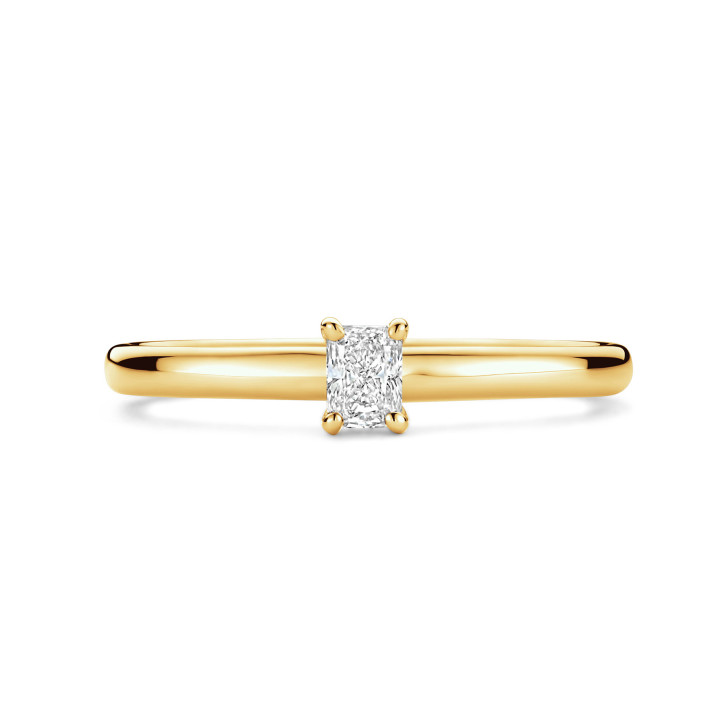 Bague solitaire de 0,15 carat avec un diamant taille radiant en or jaune