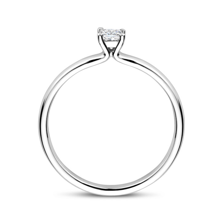 Bague solitaire de 0,15 carat avec un diamant taille princesse en or blanc