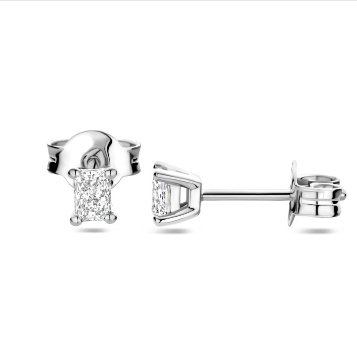 Boucles d'oreilles solitaires de 0,30 carat avec diamants taille radiant en or blanc