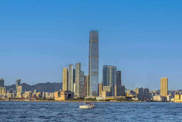 Panorama du port de Hong Kong avec gratte-ciel moderne et voilier sur l’eau