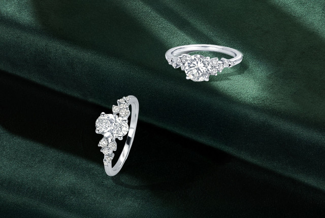 Deux bagues en or blanc serties de diamants, avec pierre centrale ronde et pavage floral.