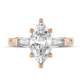 1.50 carat Bague trilogie en or rouge avec un diamant en forme de marquise et deux diamants baguettes de forme conique