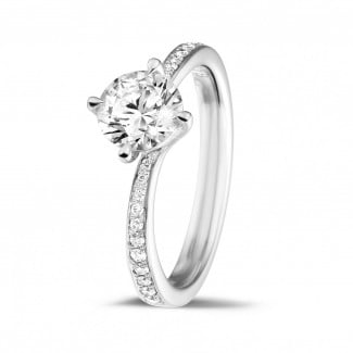 Fiançailles - 1.00 carats bague diamant en or blanc avec diamants sur les côtés