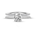 1.25 carat bague solitaire en or blanc avec diamants sur les côtés