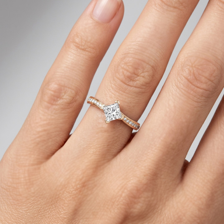 1.20 carat bague solitaire en or ouge avec diamant princesse et diamants sur le côté