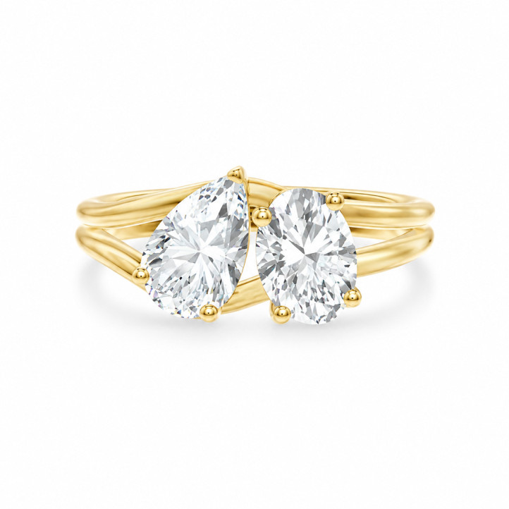 Bague Toi et Moi sur mesure, sertie de diamants taille ovale, à double anneau.