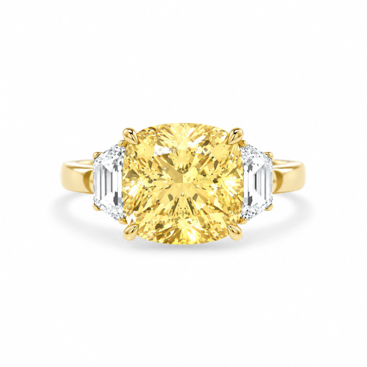 Bague trilogie sur mesure, sertie d'un diamant jaune taille coussin.