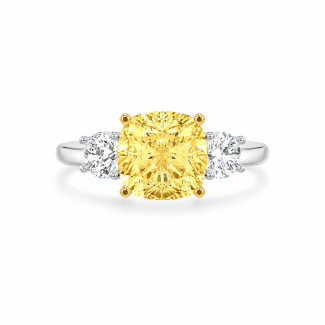 Bague trilogie sur mesure, sertie d'un diamant taille coussin et de diamants ronds sur les côtés.