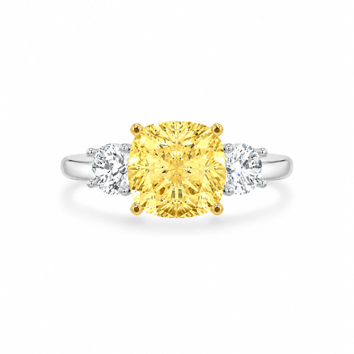 Bague trilogie sur mesure, sertie d'un diamant taille coussin et de diamants ronds sur les côtés.