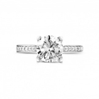 Fiançailles - 1.50 carats bague diamant en or blanc avec diamants sur les côtés