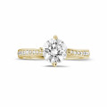 1.25 carats bague diamant en or jaune avec diamants sur les côtés
