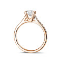 0.70 carats bague diamant en or rouge avec diamants sur les côtés