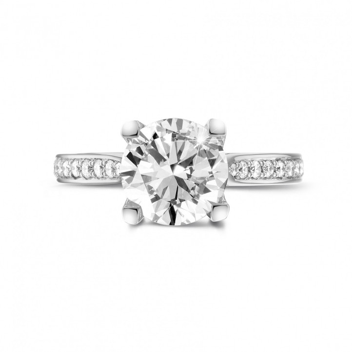 2.50 carats bague diamant en platine avec diamants sur les côtés