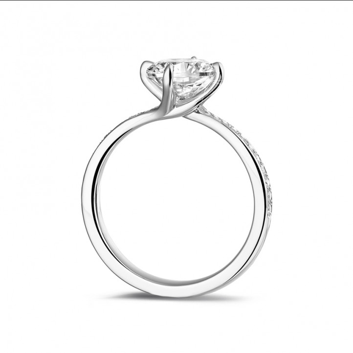 1.50 carats bague diamant en platine avec diamants sur les côtés