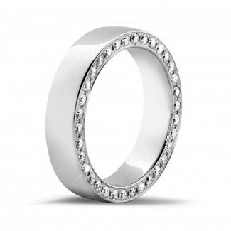 Mariage - 0.70 carat alliance en or blanc avec des petits diamants ronds dans les côtés
