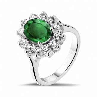 Bague entourage en platine avec une émeraude ovale et diamants ronds