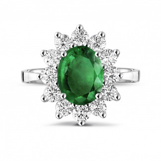 Fiançailles - Bague entourage en platine avec une émeraude ovale et diamants ronds
