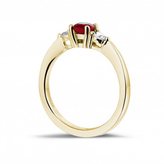 Fiançailles - Bague trilogie en or jaune avec un rubis central et 2 diamants ronds