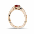 Bague trilogie en or rouge avec un rubis central et 2 diamants ronds