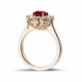 Bague entourage en or rouge avec un rubis ovale et diamants ronds