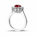 Bague entourage en platine avec un rubis ovale et diamants ronds