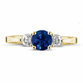 Bague trilogie en or jaune avec un saphir central et 2 diamants ronds