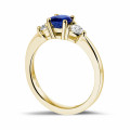 Bague trilogie en or jaune avec un saphir central et 2 diamants ronds
