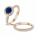 Bague solitaire de type auréole en or rouge avec saphir rond et petits diamants