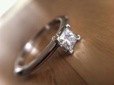 Bague solitaire en or blanc avec diamant taille princesse serti à quatre griffes