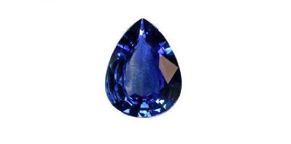 Saphir bleu taille poire, pierre gemme facettée aux reflets profonds sur fond blanc.