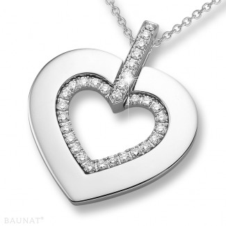 Colliers - 0.36 carat pendentif en forme de coeur en or blanc avec des petits diamants ronds
